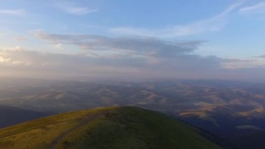 Ukrayna Karpatları üzerinde İHA uçuşu. Güneşli bir yaz gününde dağlar. Gezegenin güzel şehirlerinde genç bir çift