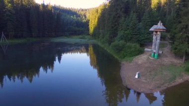 Güneşli yaz gününde Synevyr Gölü Dağları üzerinde insansız hava aracı uçuşu. Güzel doğa.