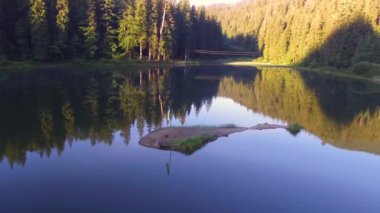 Güneşli yaz gününde Synevyr Gölü Dağları üzerinde insansız hava aracı uçuşu. Güzel doğa.
