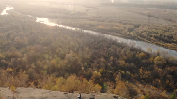 Drone vlucht over de bergen en de rivier. Gouden herfst — Stockvideo