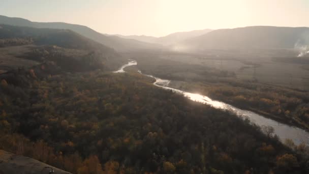 Pesawat Drone terbang di atas pegunungan dan sungai. Musim gugur Emas — Stok Video