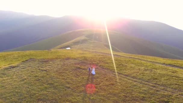 드론 이 우크라이나 카르파티아 상공을 비행 한다. 화창 한 여름날의 산 — 비디오