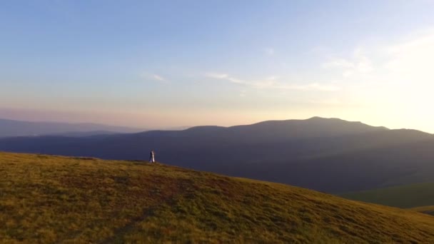 Vuelo de aviones no tripulados sobre los Cárpatos Ucranianos. Montañas en un día soleado de verano. Pareja joven en las hermosas ciudades del planeta — Vídeo de stock