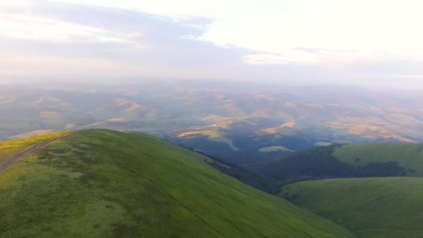 Ukrayna Karpatları üzerinde İHA uçuşu. Güneşli bir yaz gününde dağlar. Gezegenin güzel şehirlerinde genç bir çift — Stok video