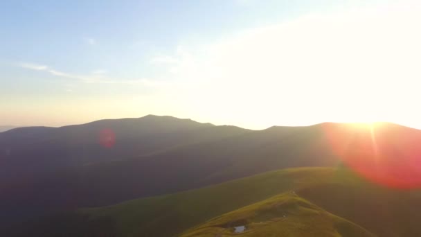 Ukrayna Karpatları üzerinde İHA uçuşu. Güneşli bir yaz gününde dağlar. Gezegenin güzel şehirlerinde genç bir çift — Stok video