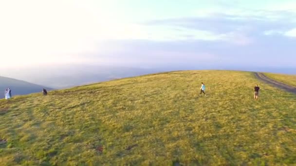 无人机飞越乌克兰喀尔巴阡山脉夏天阳光明媚的日子里,群山环抱.人们欣赏群山的景色 — 图库视频影像