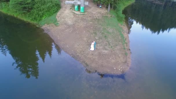 Let dronem nad jezerem Synevyr v letním slunném dni. Krásná příroda — Stock video