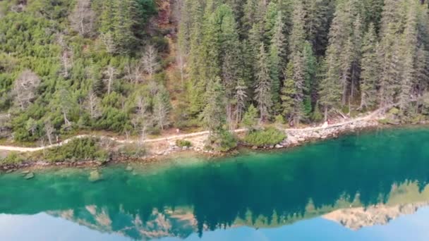 Vuelo en avión no tripulado sobre el Lago Sea Eye. Hermoso paisaje en Polonia — Vídeos de Stock