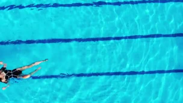 Vackra kvinnor simmar i poolen och njuter av landskapet — Stockvideo