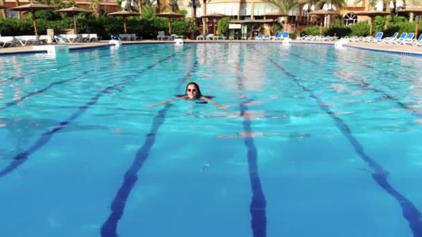 De belles femmes nagent dans la piscine et profitent du paysage — Video