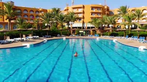 Schöne Frauen schwimmen im Pool und genießen die Landschaft — Stockvideo