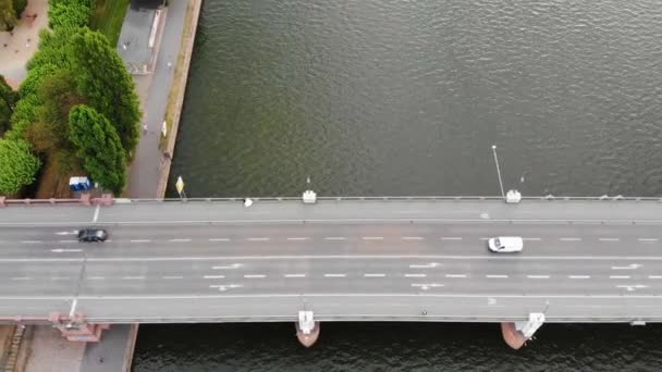 Drone volante sul ponte di Fracurt con un bel sole simile — Video Stock