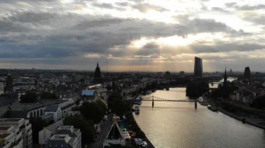 Frankfurt 'ta güzel bir şafak. İHA şehrin üzerinde uçuyor.