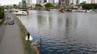 Framkfurt 'taki nehir kıyısında 31 Temmuz 2019' da İHA uçuruluyor.