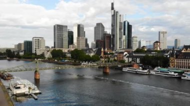 Gökdelenler ve nehir üzerinde helikopterle, Framfurt 'ta köprü.