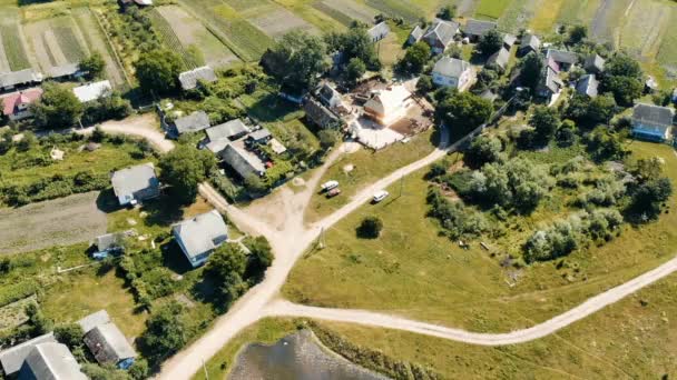 Een drone vlucht over een pittoresk mooi dorp in Oekraïne — Stockvideo