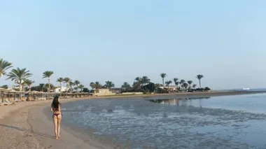 Güzel kız deniz kıyısında spor yapıyor.