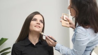 Güzeller güzeli kız güzellik salonunda makyaj yapıyor.