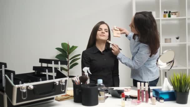 Piękna dziewczyna robi makijaż w salonie piękności — Wideo stockowe