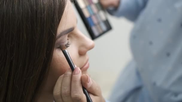 Hermosa chica haciendo maquillaje en el salón de belleza — Vídeos de Stock