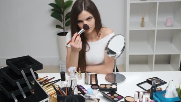 Chica haciendo maquillaje mirando en el espejo — Vídeos de Stock