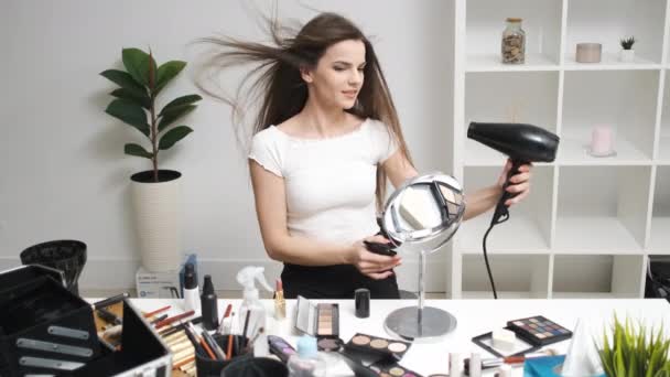 Chica seca teniendo un secador de pelo mirando en el espejo — Vídeos de Stock