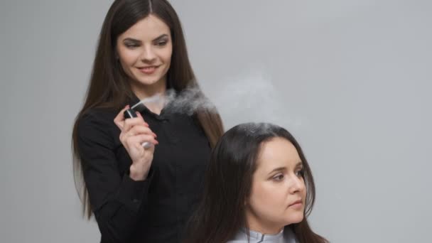 Hermosa chica fijando el cabello en el salón de belleza — Vídeos de Stock