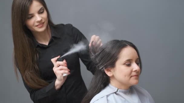 Hermosa chica fijando el cabello en el salón de belleza — Vídeos de Stock