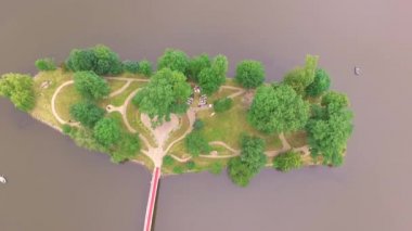 Düğün töreninin yapıldığı yaz gününde iskelet üzerinde insansız hava aracı uçuşu. Mutlu genç çift