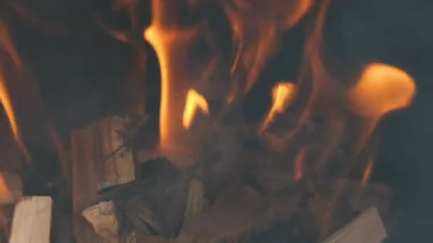 Un feu brûle sur du bois de chauffage de pomme. Jambon fumé à la maison 