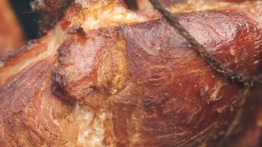 Jambon evde pişiyor. Çok lezzetli jambon.