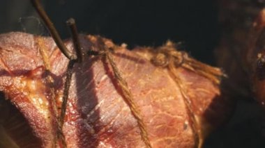 Jambon evde pişiyor. Çok lezzetli jambon.