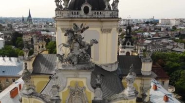 Parkta İHA uçuşu ve Lviv 'deki Aziz George Kilisesi.