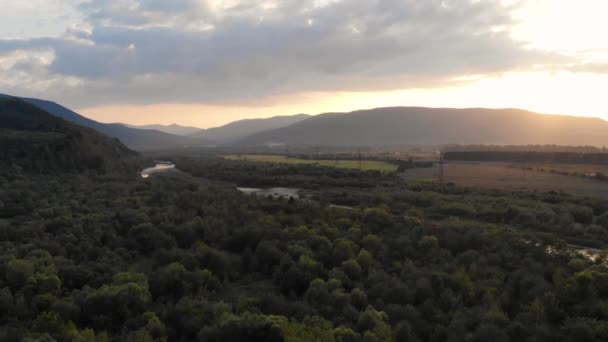 Lot dronem nad górami i rzeką. Złota jesień — Wideo stockowe