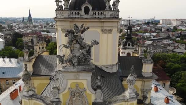 Vuelo en avión no tripulado sobre el parque y la iglesia de San Jorge en Lviv — Vídeos de Stock