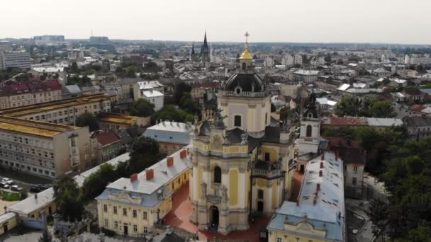 Drone volo sopra il parco e la chiesa di San Giorgio a Leopoli — Video Stock