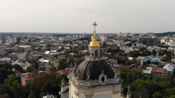 无人机飞越利沃夫的公园和圣乔治教堂 — 图库视频影像