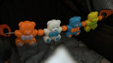 Çocuk için oyuncaklar. Renkli ayılar