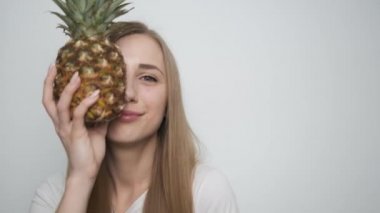 Ananaslı güzel bir kız kameranın önünde poz veriyor.