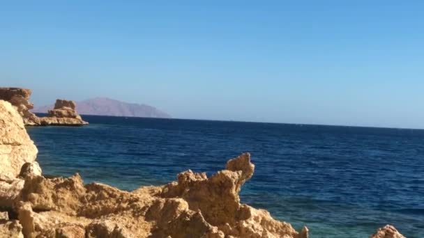 Egypten, Röda havet, Rocks och Blue Sea Sharm El Sheikh, Lagoon Bay Beach i Egypten. Röda havet. Dagtid panoramautsikt över Sharm El Sheikh Beach och Röda havet, Egypten — Stockvideo