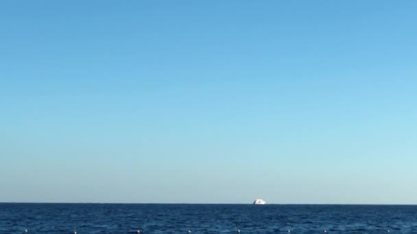 Egipto, Mar Rojo, Rocas y Mar Azul Sharm El Sheikh, Lagoon Bay Beach en Egipto. Mar Rojo. Vista panorámica diurna de la playa de Sharm El Sheikh y el Mar Rojo, Egipto — Vídeos de Stock