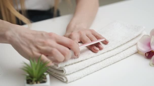 Nagelverzorging. Ik bereid me voor op een manicure. Een close-upplan — Stockvideo