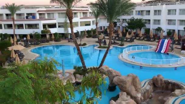 Отель с бассейном лыж и пальм в Египте. 4 декабря — стоковое видео