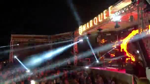 Personas en una discoteca en una discoteca al aire libre en Sharam Sheikh en diciembre 2, 2019 — Vídeo de stock