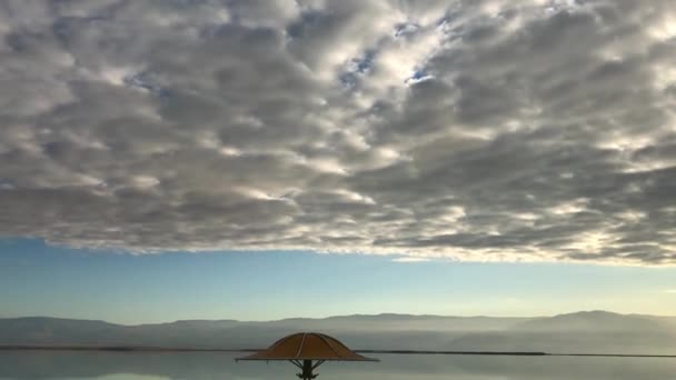 Holt-tenger partja napkeltekor Izraelben. Gyönyörű természet. — Stock videók