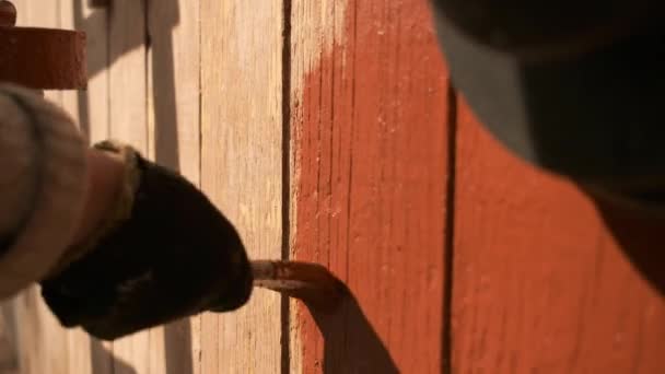 Schilderen met een borstel van planken van rode kleur. Verfupdate — Stockvideo