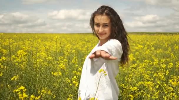 Vrolijk meisje van Kaukasische verschijning in verkrachting poseren voor de camera — Stockvideo