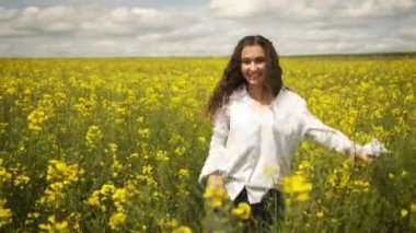 Kameranın önünde tecavüze uğramış, beyaz görünümlü neşeli bir kız.