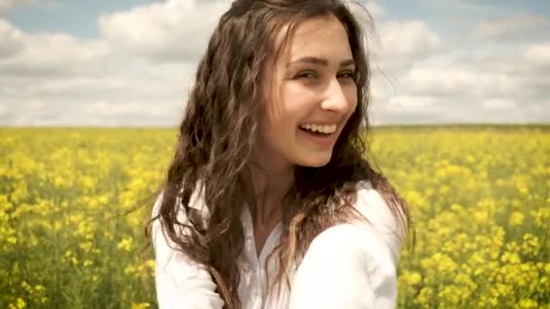 Ragazza felice su un giallo primavera stupro filatura davanti alla fotocamera — Video Stock