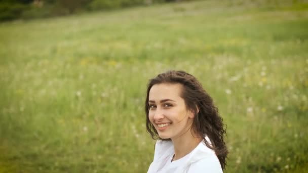 Ragazza di 25 anni di aspetto sportivo sta facendo un riscaldamento nel parco vicino al lago — Video Stock